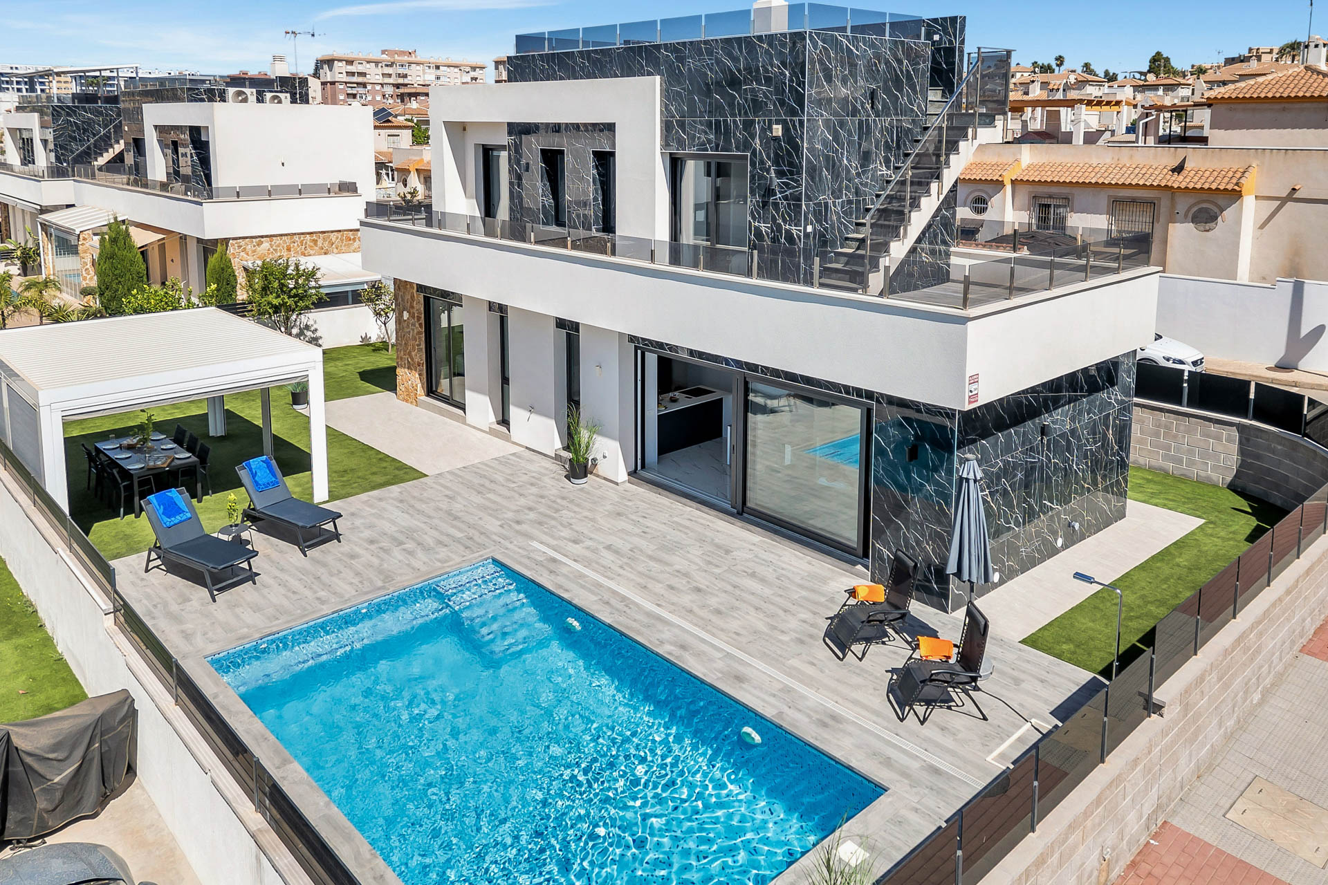 Villa moderna con piscina en la Costa Blanca