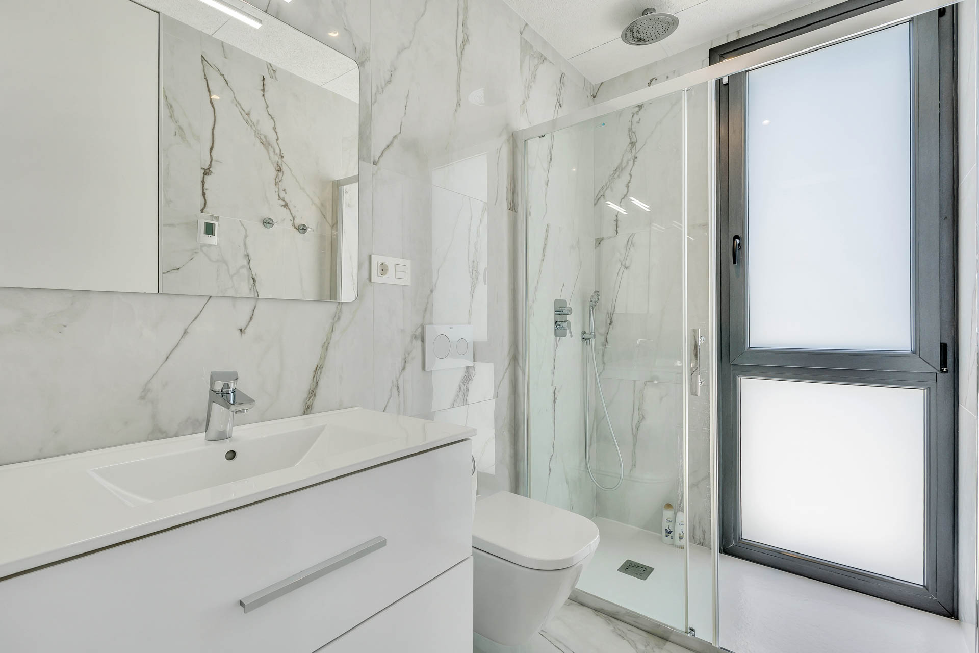 Interior de vivienda preparado para fotografía inmobiliaria