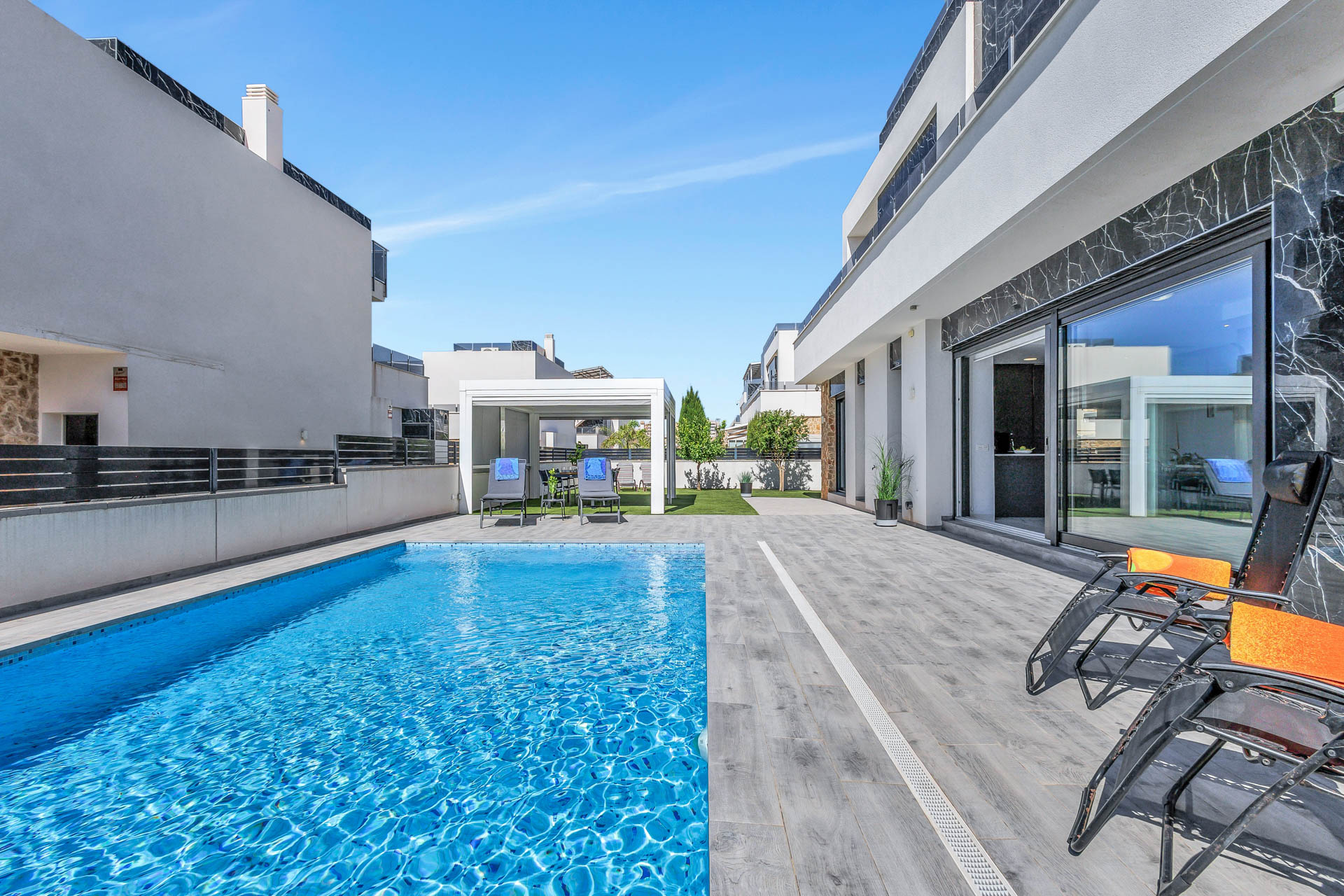 Fotografía inmobiliaria de vivienda con piscina